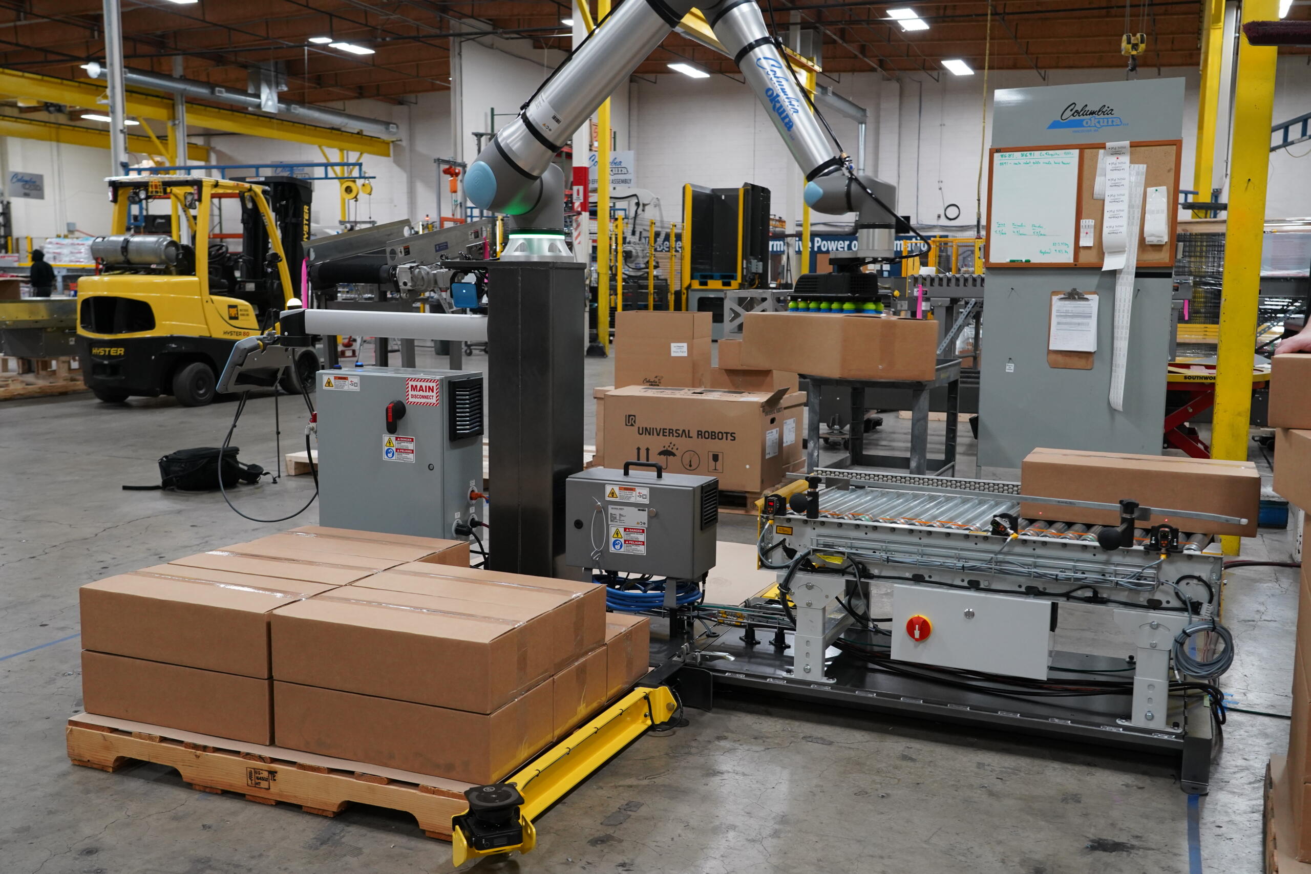 miniPAL collaborative palletizing robot in a warehouse