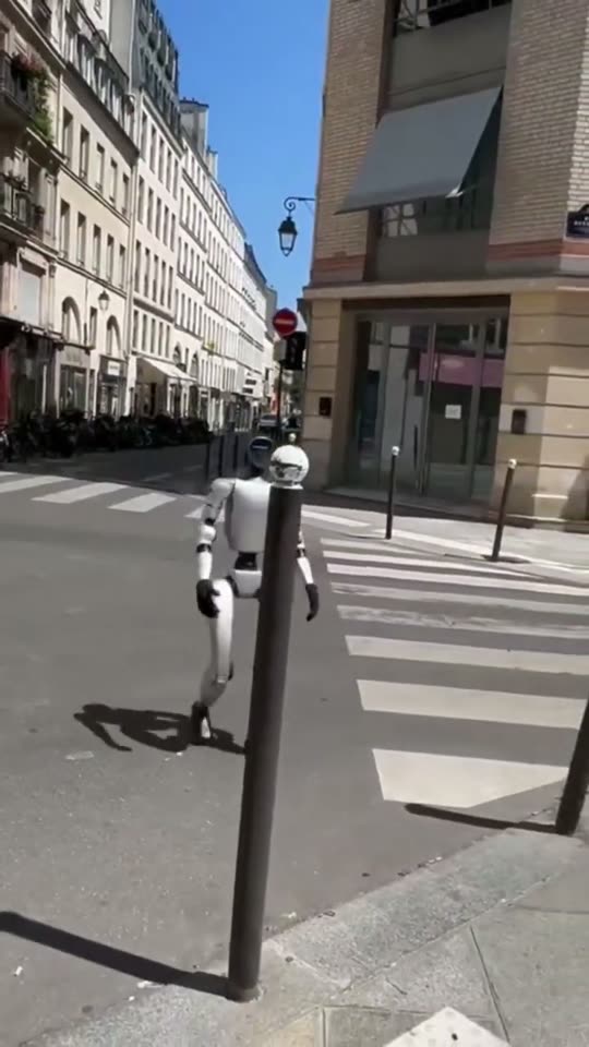 Unitree G1 humanoid robot walking in Paris for Drimbot
